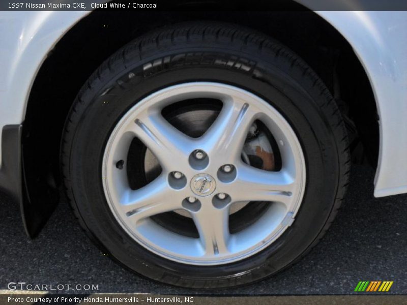 Cloud White / Charcoal 1997 Nissan Maxima GXE