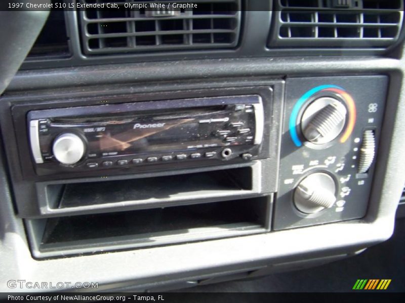 Olympic White / Graphite 1997 Chevrolet S10 LS Extended Cab