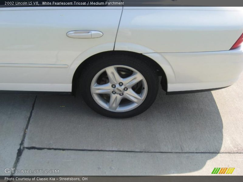 White Pearlescent Tricoat / Medium Parchment 2002 Lincoln LS V8