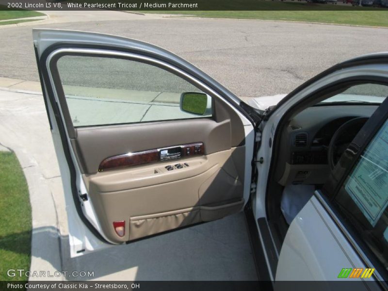 White Pearlescent Tricoat / Medium Parchment 2002 Lincoln LS V8