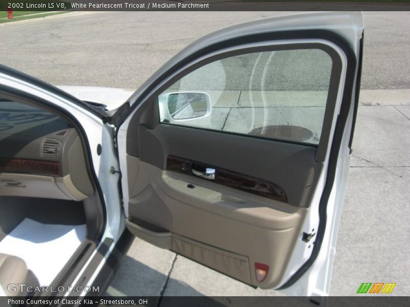 White Pearlescent Tricoat / Medium Parchment 2002 Lincoln LS V8