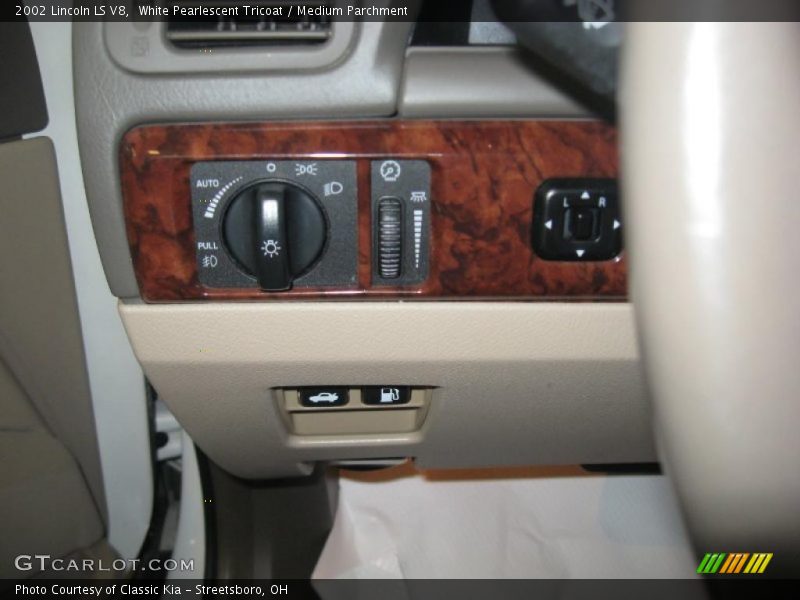 White Pearlescent Tricoat / Medium Parchment 2002 Lincoln LS V8