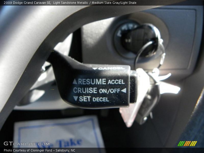 Light Sandstone Metallic / Medium Slate Gray/Light Shale 2009 Dodge Grand Caravan SE