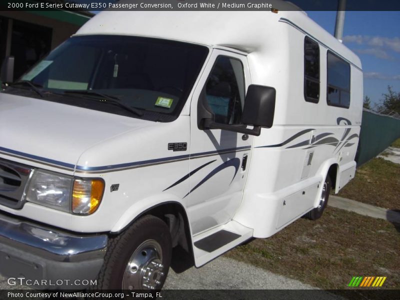Oxford White / Medium Graphite 2000 Ford E Series Cutaway E350 Passenger Conversion