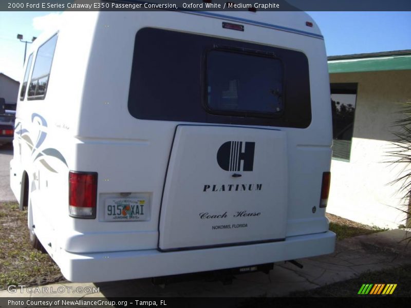 Oxford White / Medium Graphite 2000 Ford E Series Cutaway E350 Passenger Conversion