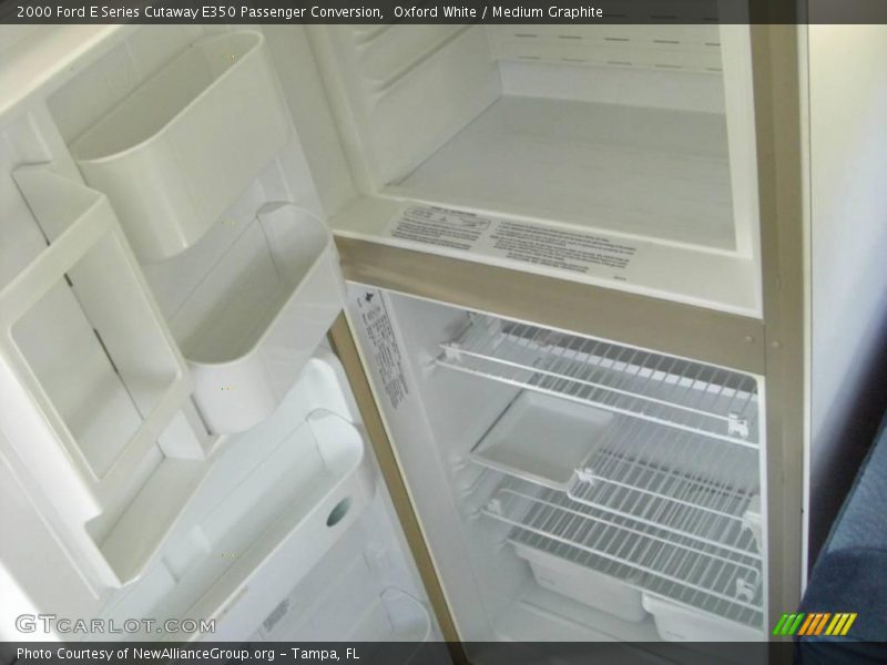 Oxford White / Medium Graphite 2000 Ford E Series Cutaway E350 Passenger Conversion