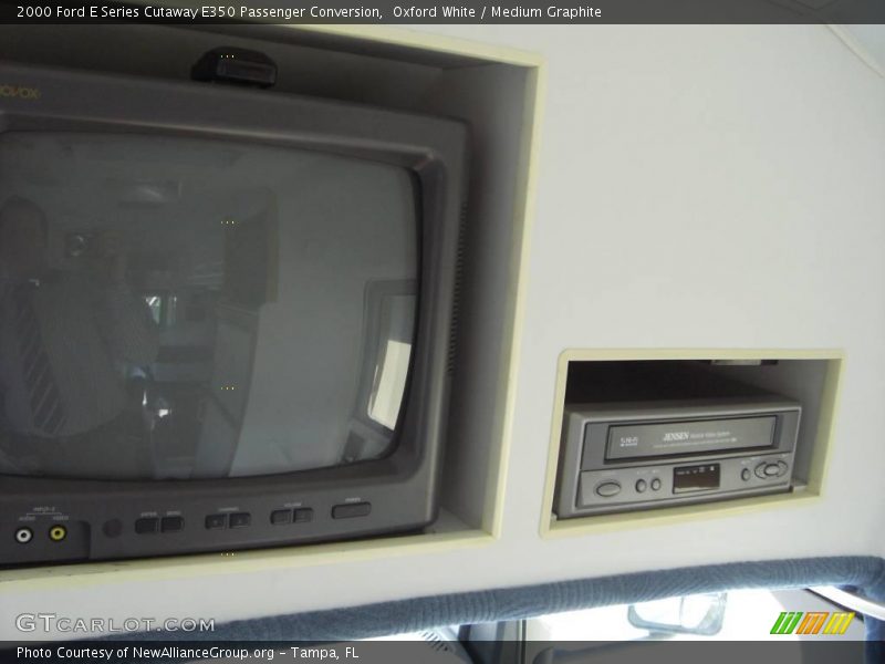 Oxford White / Medium Graphite 2000 Ford E Series Cutaway E350 Passenger Conversion