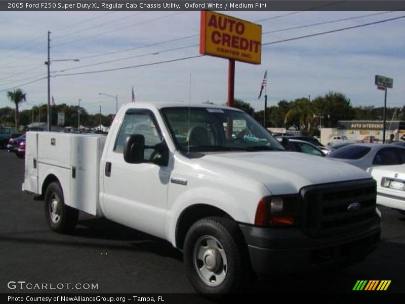 Oxford White / Medium Flint 2005 Ford F250 Super Duty XL Regular Cab Chassis Utility