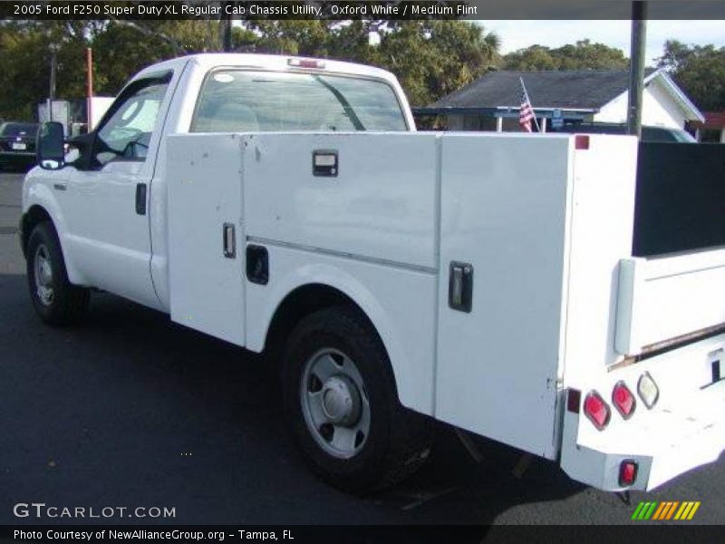 Oxford White / Medium Flint 2005 Ford F250 Super Duty XL Regular Cab Chassis Utility