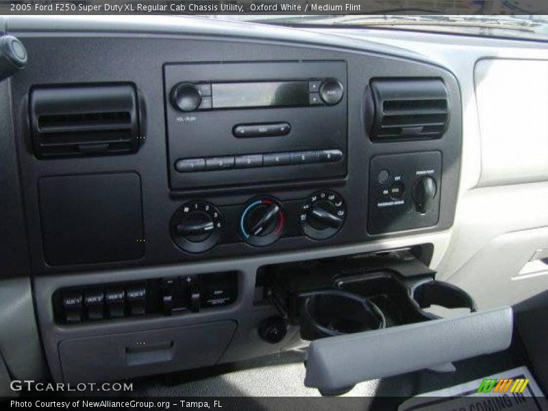Oxford White / Medium Flint 2005 Ford F250 Super Duty XL Regular Cab Chassis Utility