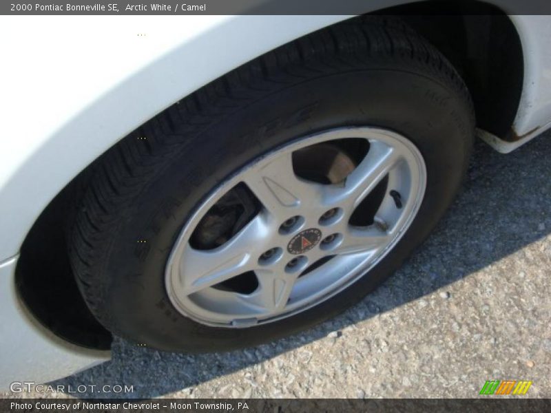 Arctic White / Camel 2000 Pontiac Bonneville SE