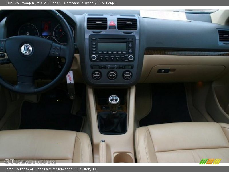 Campanella White / Pure Beige 2005 Volkswagen Jetta 2.5 Sedan