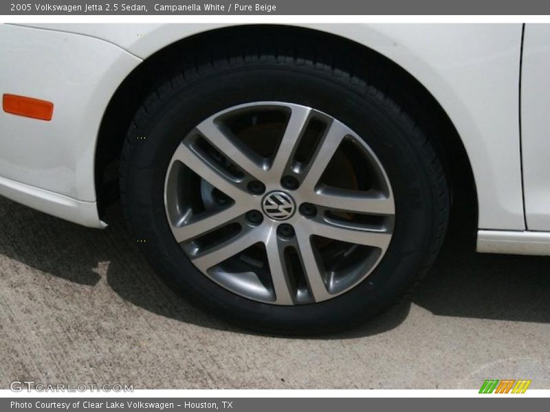 Campanella White / Pure Beige 2005 Volkswagen Jetta 2.5 Sedan