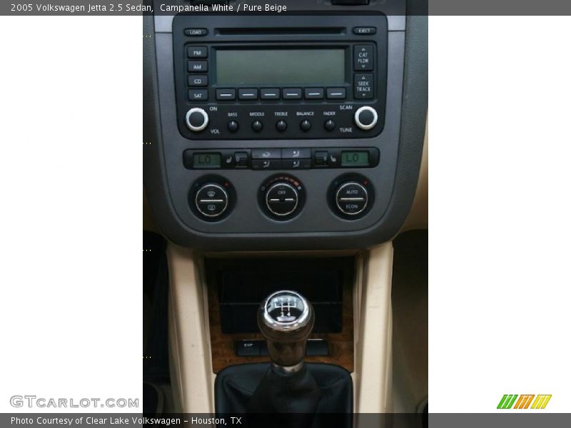 Campanella White / Pure Beige 2005 Volkswagen Jetta 2.5 Sedan