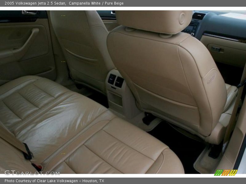 Campanella White / Pure Beige 2005 Volkswagen Jetta 2.5 Sedan