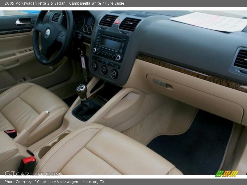 Campanella White / Pure Beige 2005 Volkswagen Jetta 2.5 Sedan