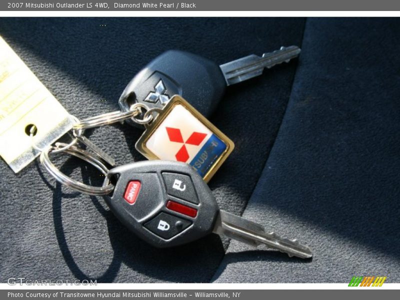 Diamond White Pearl / Black 2007 Mitsubishi Outlander LS 4WD