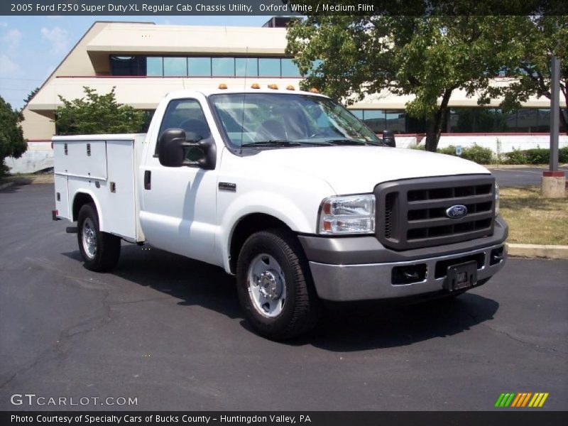 Oxford White / Medium Flint 2005 Ford F250 Super Duty XL Regular Cab Chassis Utility