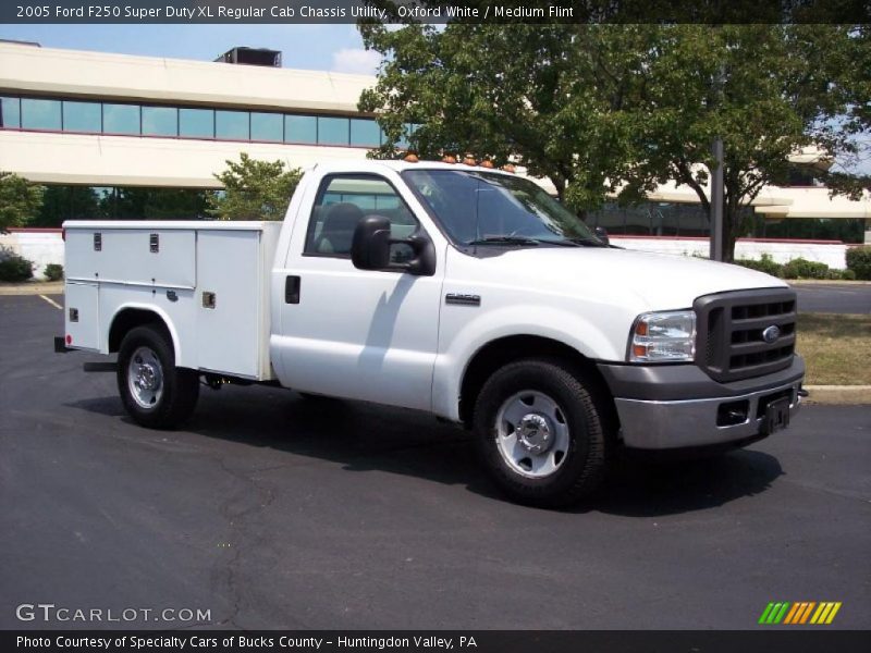 Oxford White / Medium Flint 2005 Ford F250 Super Duty XL Regular Cab Chassis Utility