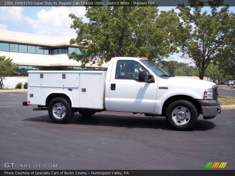 Oxford White / Medium Flint 2005 Ford F250 Super Duty XL Regular Cab Chassis Utility