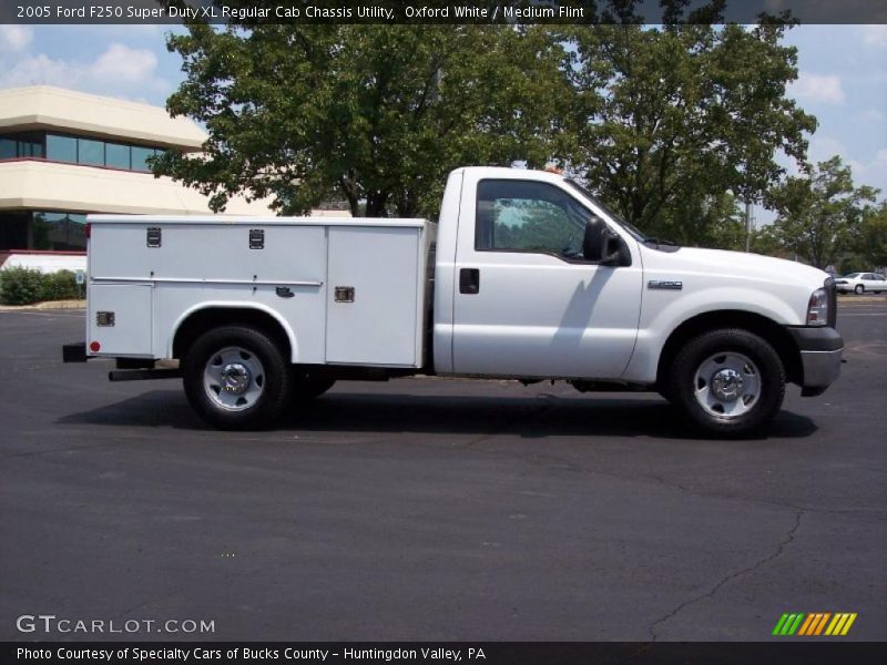 Oxford White / Medium Flint 2005 Ford F250 Super Duty XL Regular Cab Chassis Utility