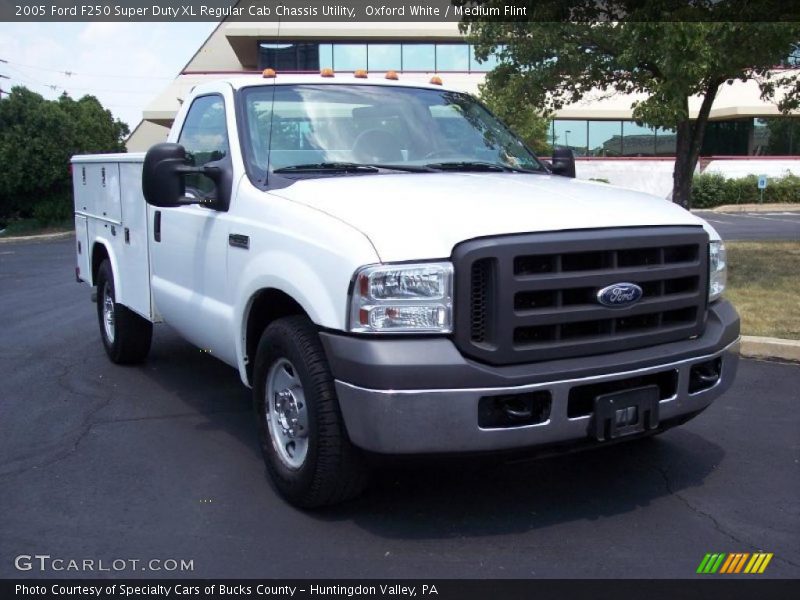 Oxford White / Medium Flint 2005 Ford F250 Super Duty XL Regular Cab Chassis Utility