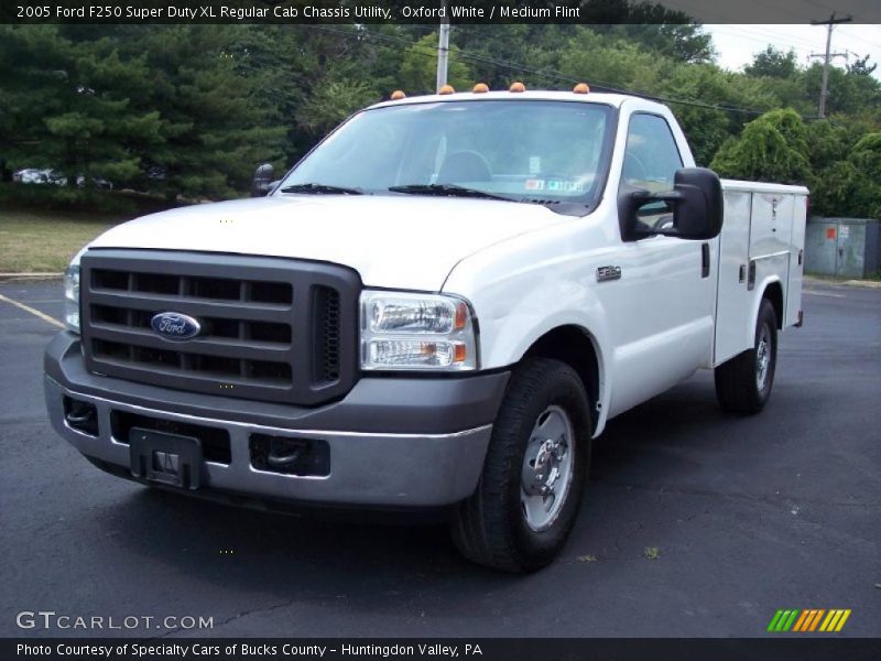 Oxford White / Medium Flint 2005 Ford F250 Super Duty XL Regular Cab Chassis Utility