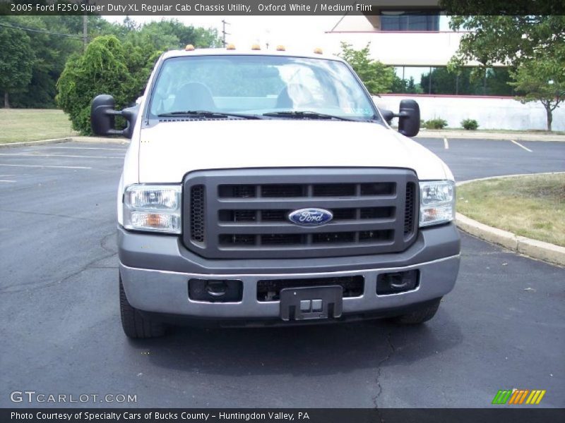 Oxford White / Medium Flint 2005 Ford F250 Super Duty XL Regular Cab Chassis Utility