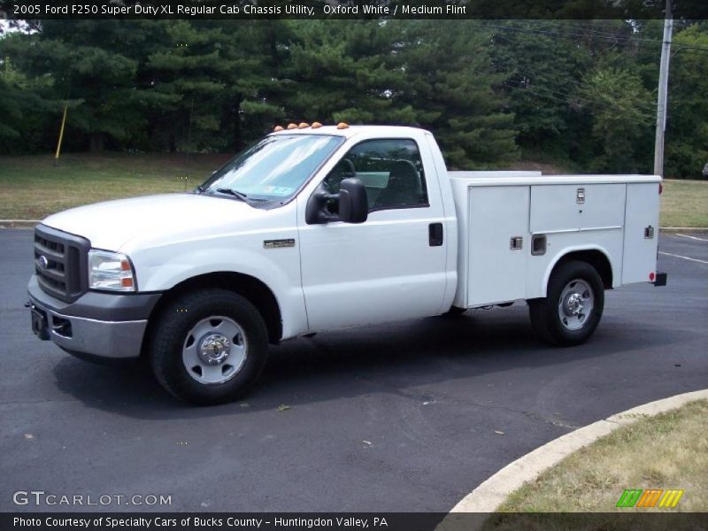 Oxford White / Medium Flint 2005 Ford F250 Super Duty XL Regular Cab Chassis Utility