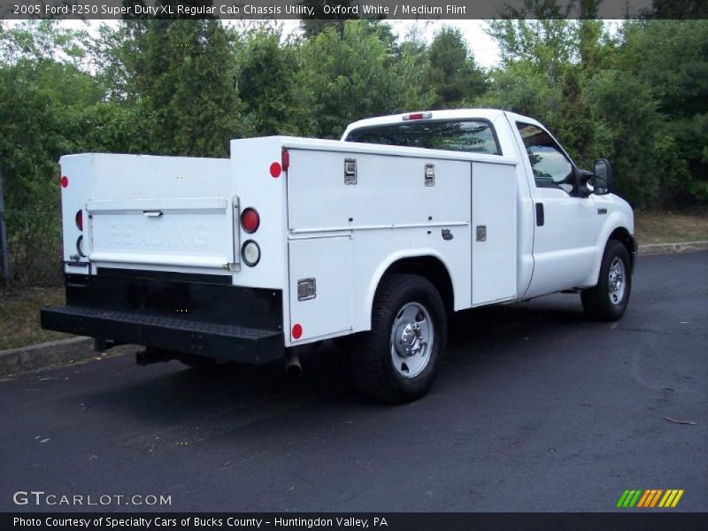 Oxford White / Medium Flint 2005 Ford F250 Super Duty XL Regular Cab Chassis Utility