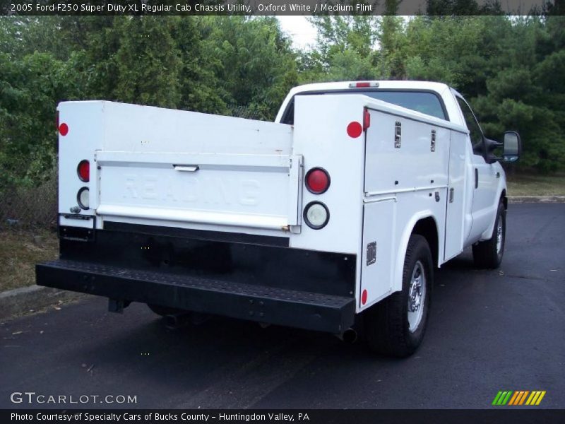 Oxford White / Medium Flint 2005 Ford F250 Super Duty XL Regular Cab Chassis Utility