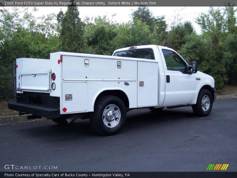 Oxford White / Medium Flint 2005 Ford F250 Super Duty XL Regular Cab Chassis Utility
