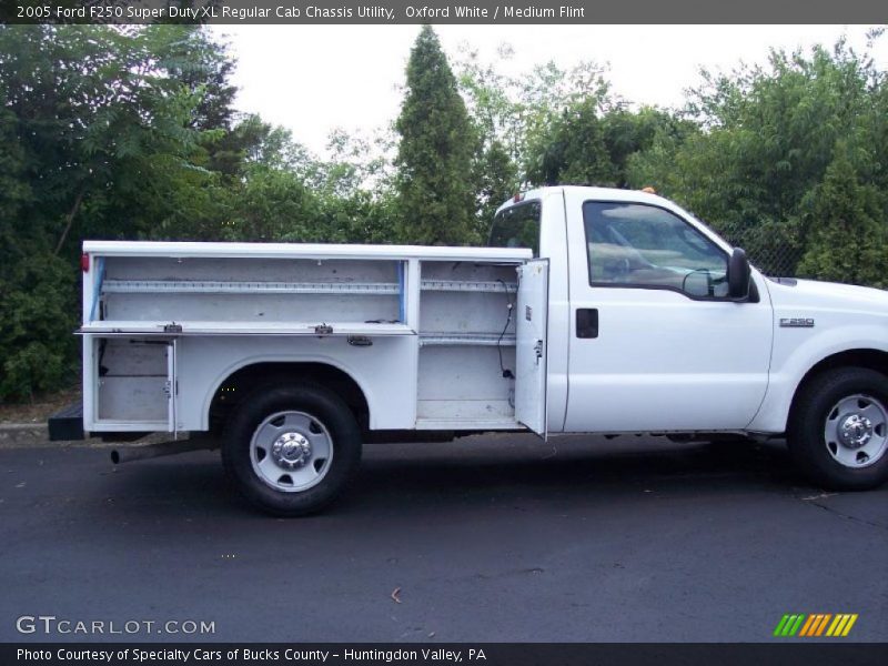 Oxford White / Medium Flint 2005 Ford F250 Super Duty XL Regular Cab Chassis Utility