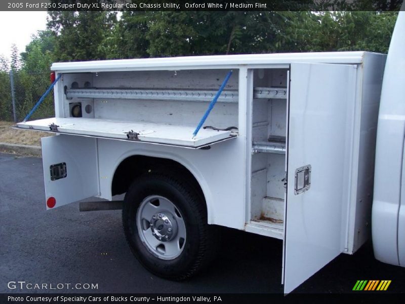 Oxford White / Medium Flint 2005 Ford F250 Super Duty XL Regular Cab Chassis Utility