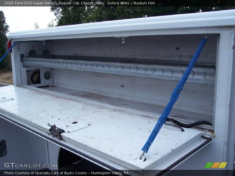 Oxford White / Medium Flint 2005 Ford F250 Super Duty XL Regular Cab Chassis Utility