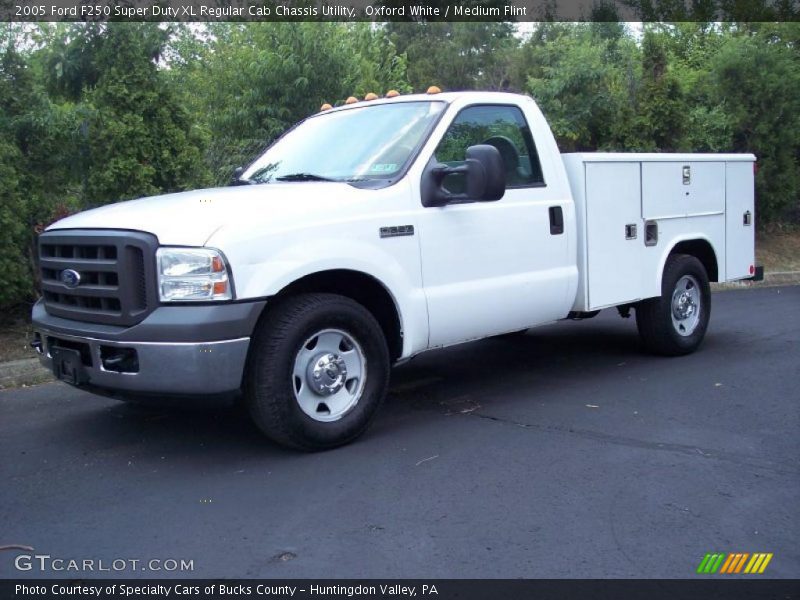 Oxford White / Medium Flint 2005 Ford F250 Super Duty XL Regular Cab Chassis Utility