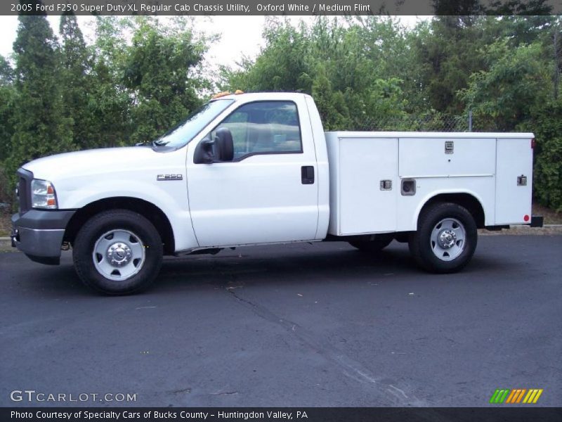 Oxford White / Medium Flint 2005 Ford F250 Super Duty XL Regular Cab Chassis Utility