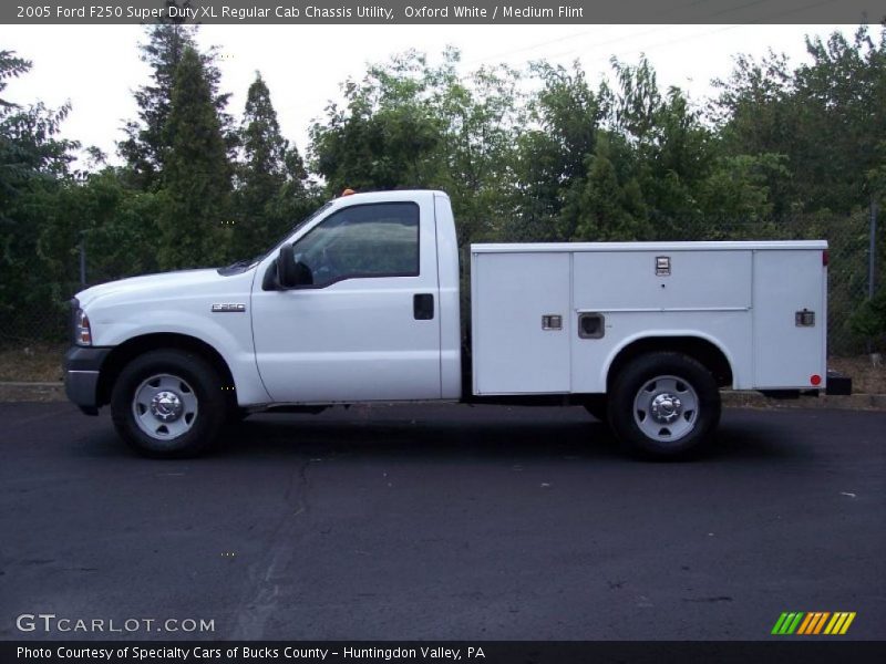 Oxford White / Medium Flint 2005 Ford F250 Super Duty XL Regular Cab Chassis Utility