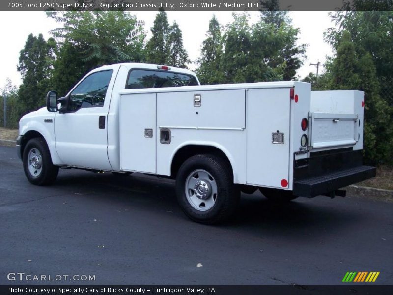 Oxford White / Medium Flint 2005 Ford F250 Super Duty XL Regular Cab Chassis Utility