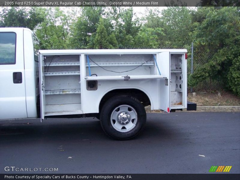 Oxford White / Medium Flint 2005 Ford F250 Super Duty XL Regular Cab Chassis Utility