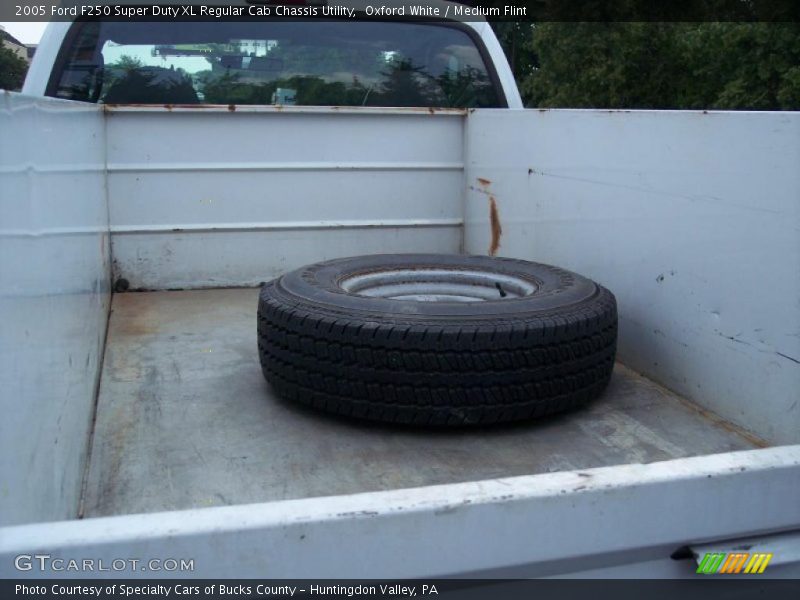 Oxford White / Medium Flint 2005 Ford F250 Super Duty XL Regular Cab Chassis Utility