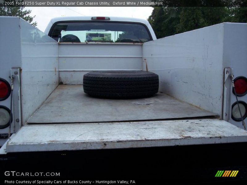 Oxford White / Medium Flint 2005 Ford F250 Super Duty XL Regular Cab Chassis Utility