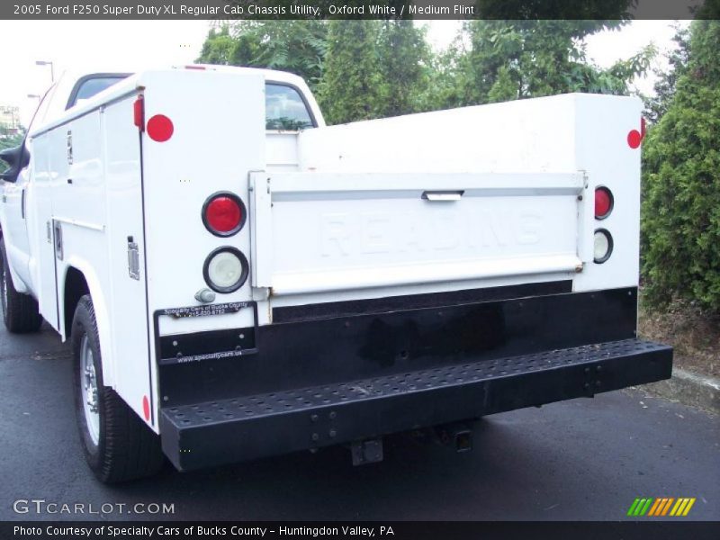 Oxford White / Medium Flint 2005 Ford F250 Super Duty XL Regular Cab Chassis Utility