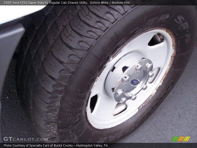 Oxford White / Medium Flint 2005 Ford F250 Super Duty XL Regular Cab Chassis Utility