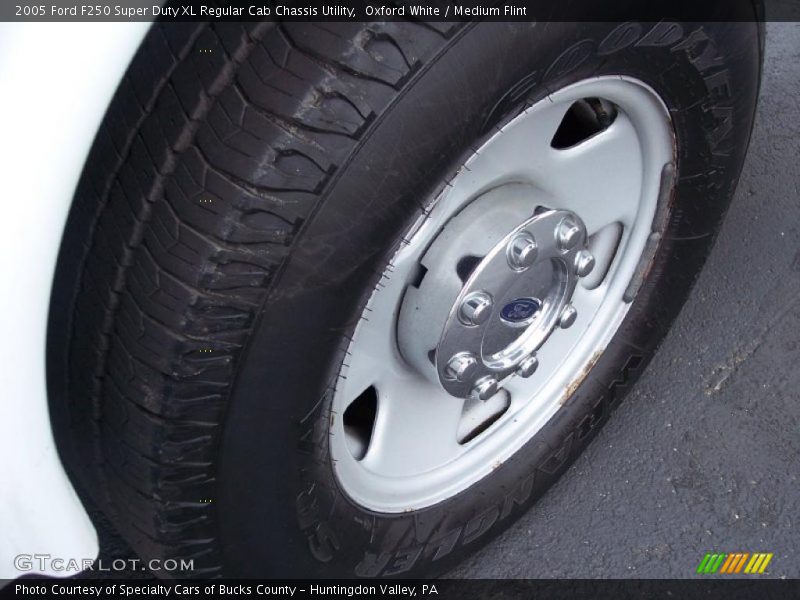 Oxford White / Medium Flint 2005 Ford F250 Super Duty XL Regular Cab Chassis Utility