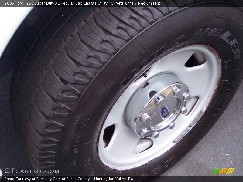 Oxford White / Medium Flint 2005 Ford F250 Super Duty XL Regular Cab Chassis Utility