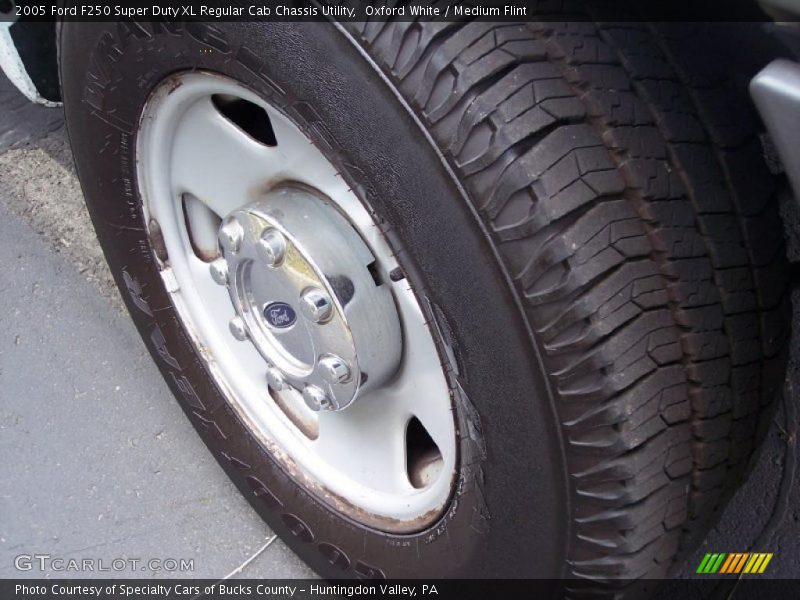 Oxford White / Medium Flint 2005 Ford F250 Super Duty XL Regular Cab Chassis Utility