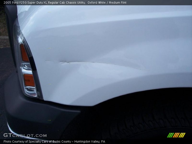 Oxford White / Medium Flint 2005 Ford F250 Super Duty XL Regular Cab Chassis Utility
