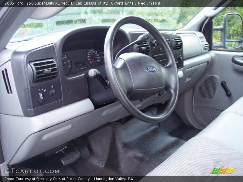 Oxford White / Medium Flint 2005 Ford F250 Super Duty XL Regular Cab Chassis Utility