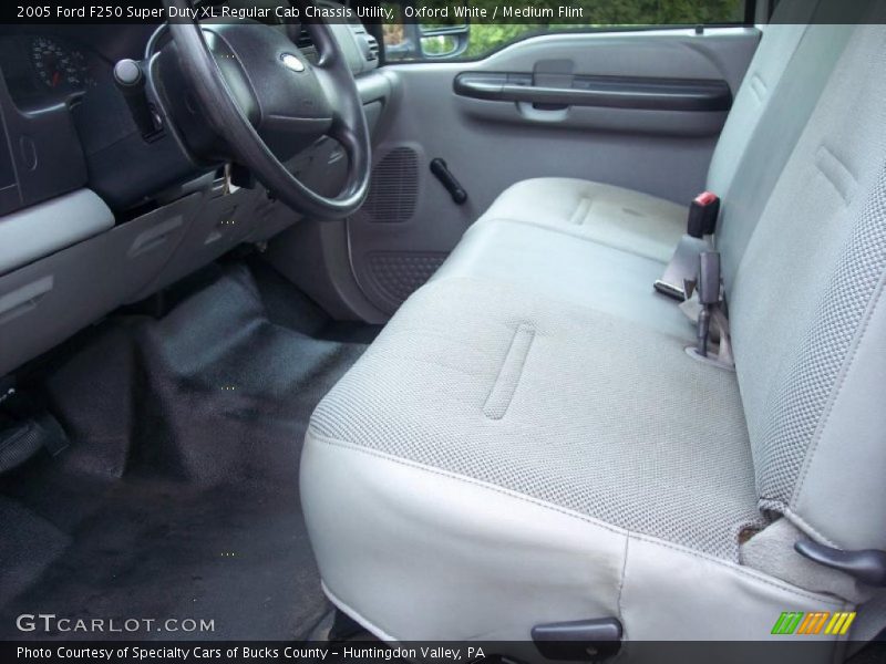 Oxford White / Medium Flint 2005 Ford F250 Super Duty XL Regular Cab Chassis Utility